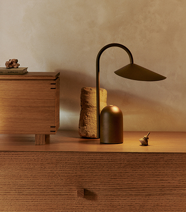 Elegantní stolní lampa s sochařským designem – měkké ambientní světlo