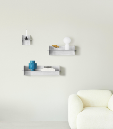 Átlátszó Normann Copenhagen falipolcok dekoratív kiegészítőkkel minimalista lakótérben.