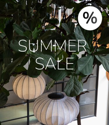 Textil függőlámpák buja zöld növényzet előtt Summer Sale felirattal.